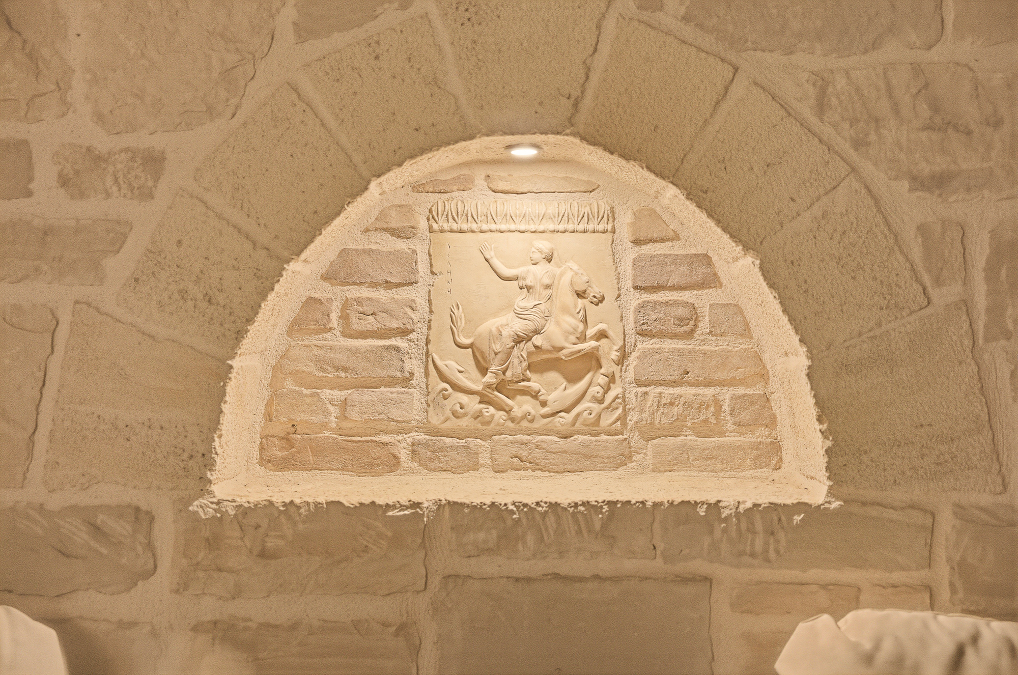 Steinrelief der Mondgöttin Selene in einem Bogen