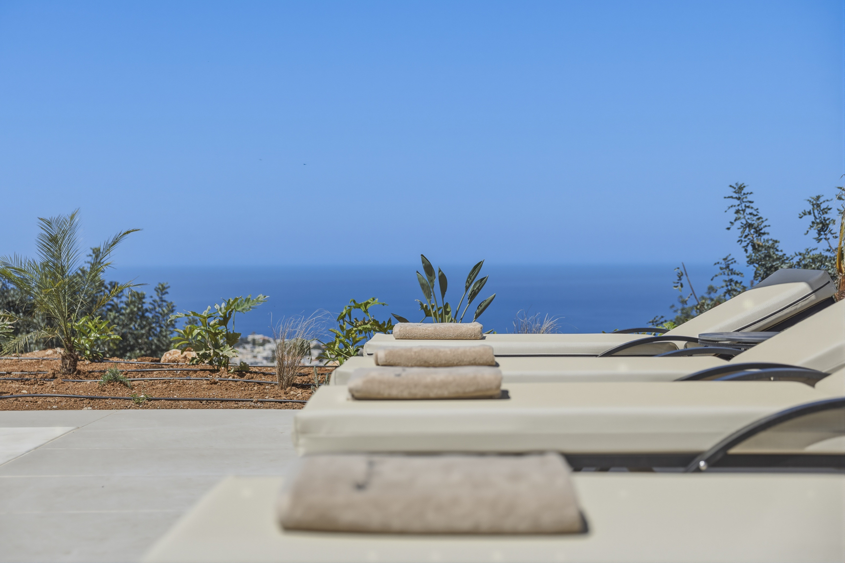 Blick von der Terrasse über Gerani auf das kretische Meer