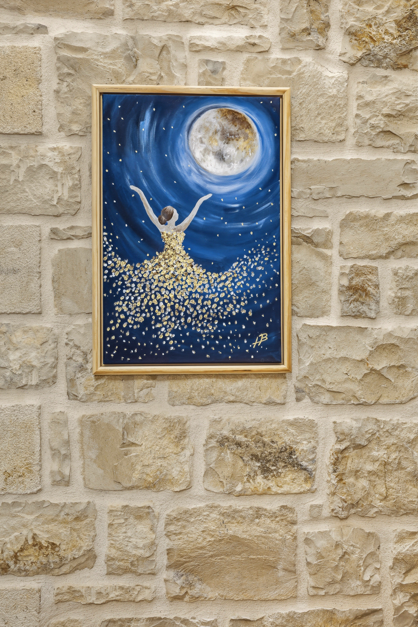 Gemälde einer Frau im Mondlicht auf Naturstein